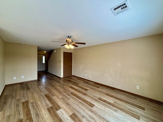 Foto del edificio - Live Comfortably on the East Side – Spacious 4 Bed / 2.5 Bath Duplex with Backyard & Garage