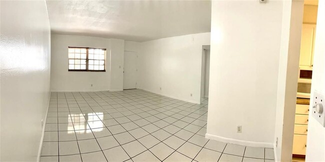 Building Photo - 1407 NE 56th St