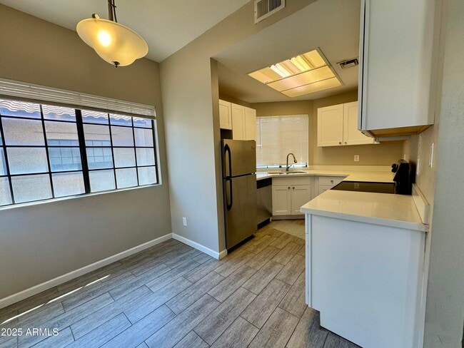 Building Photo - 930 N Mesa Dr