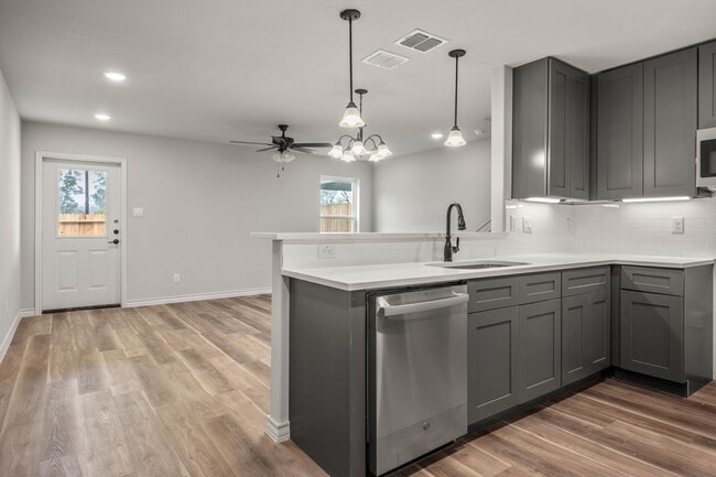 Building Photo - Luxury Townhome Living!
