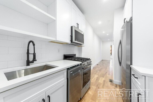 Foto del edificio - 3 Bed 2 Bath with W/D & Terrace!