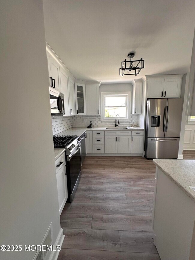 Building Photo - 156 Cliffwood Ave W