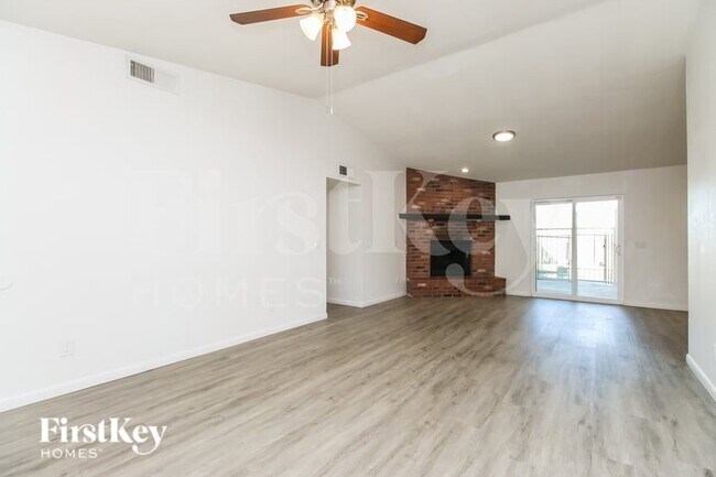 Foto del edificio - 9321 E Dallas St