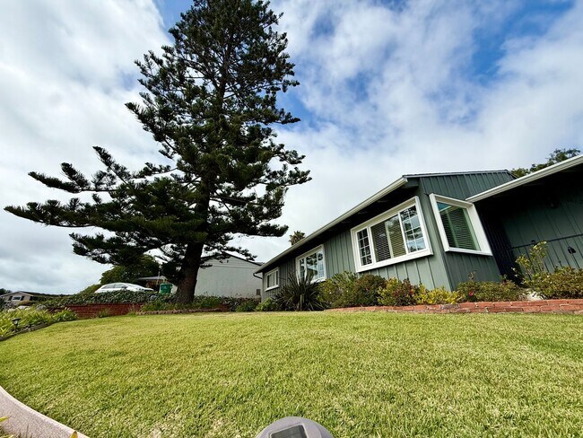 Foto del edificio - Beautiful 3BR/3BA Point Loma Home with Vaulted Ceilings & Central AC