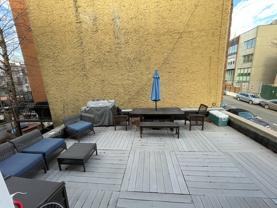 Primary Photo - 316 Bond St