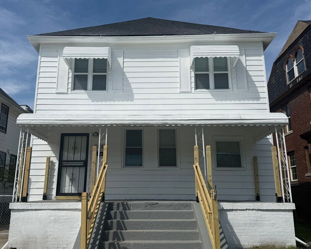 Primary Photo - Renovated 5-Bedroom Home – We Welcome Sect...