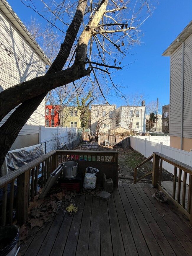 Foto del edificio - 72 Van Nostrand Ave