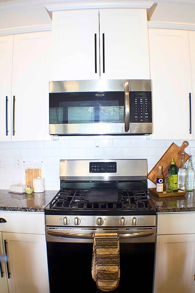 Foto del edificio - Room in Townhome on Chicory Trce