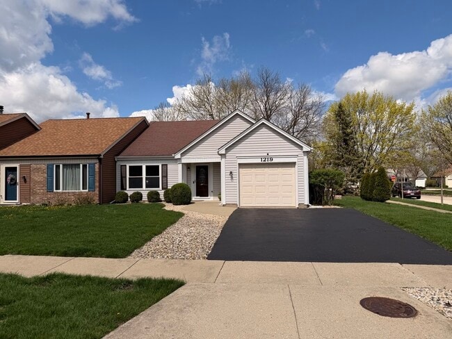 Building Photo - 1219 Huntington Dr