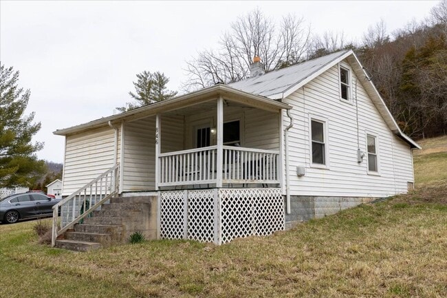 Building Photo - Cozy Living in a Convenient Christiansburg...