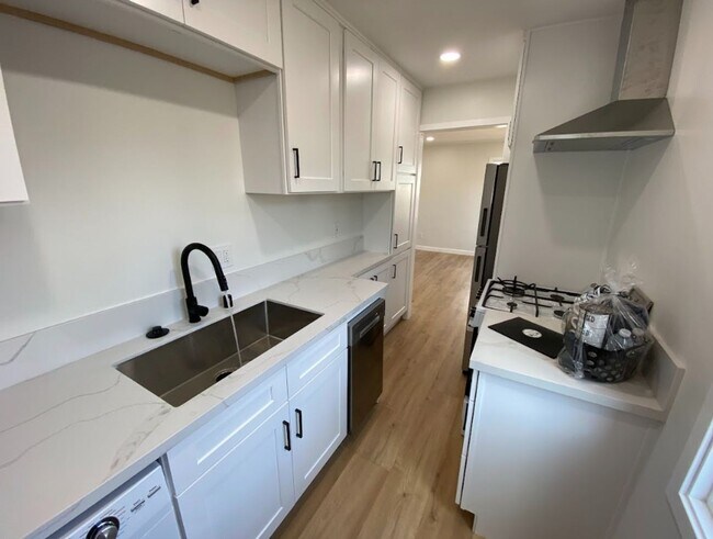 Foto del edificio - One-Bedroom, One-Bath - Brand New / Washer/Dryer / Fenced-In Yard - $2,295