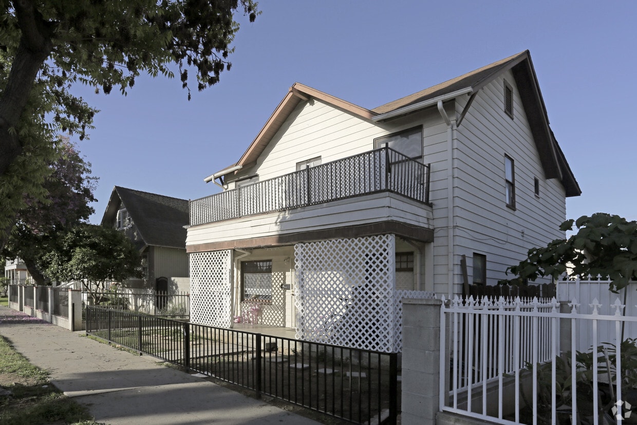 Building Photo - 6315-6317 Pickering Ave