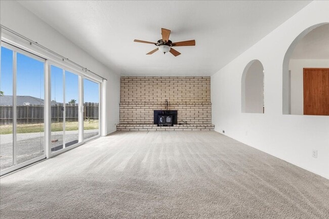 Building Photo - Four Bedroom in Oak Hill Oaks