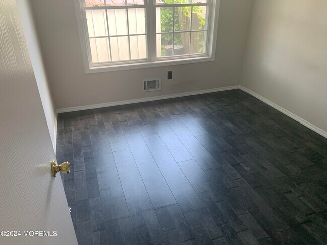 Building Photo - 2045 Lamplighter Dr