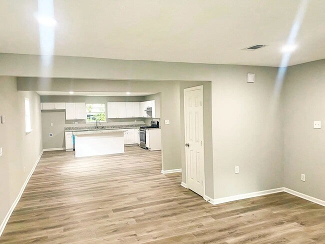 Building Photo - 305 Red Haven Dr