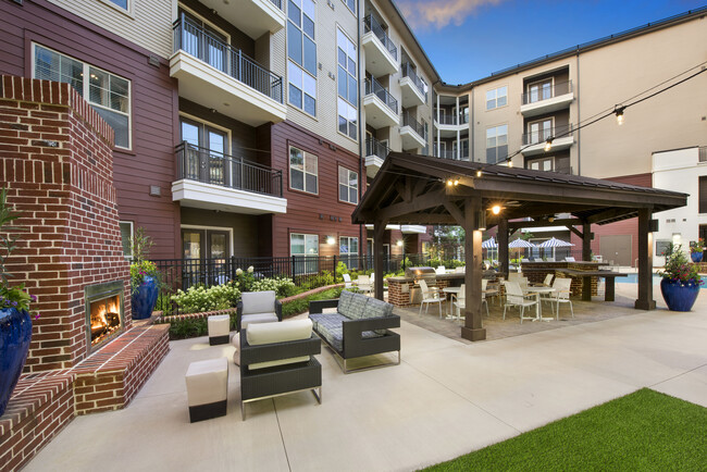 Salón al aire libre & barbacoa - Overture Buckhead South 55+ Apartment Homes