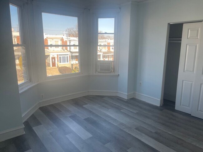 Building Photo - 4 Bedroom Available Now
