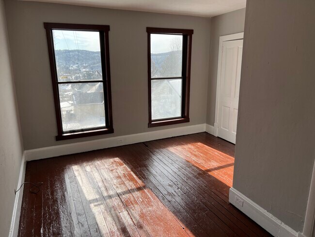 Building Photo - 708 Morton St