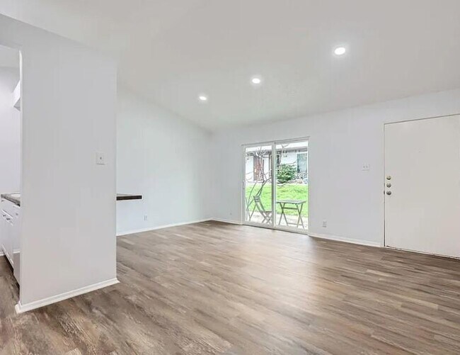 Foto del edificio - 1301 Hollow Creek Dr
