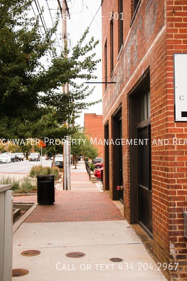Building Photo - 1208 Commerce St