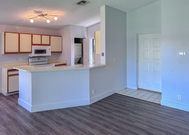 Building Photo - 9999 Summerbreeze Dr