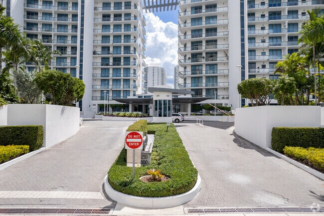 Entrance - Echo Aventura