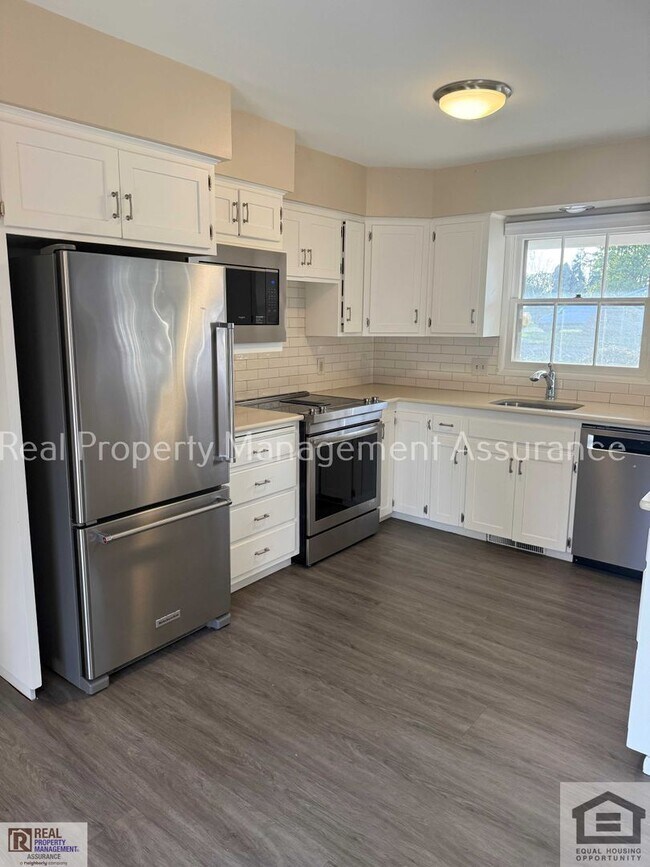 Building Photo - Attractive 4 bedroom/2 full bath single-level ranch style home