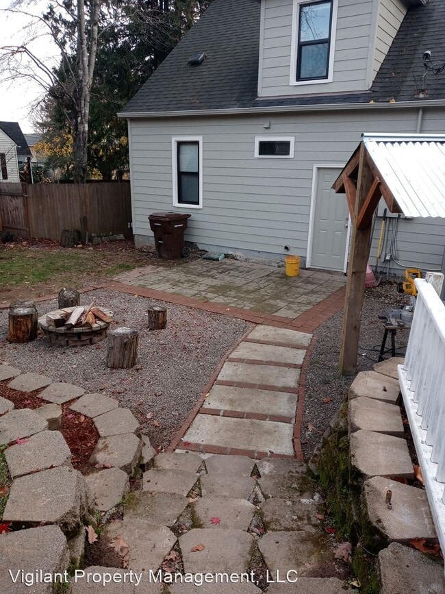 Building Photo - 3 br, 2 bath House - 325 NW 12th Ave