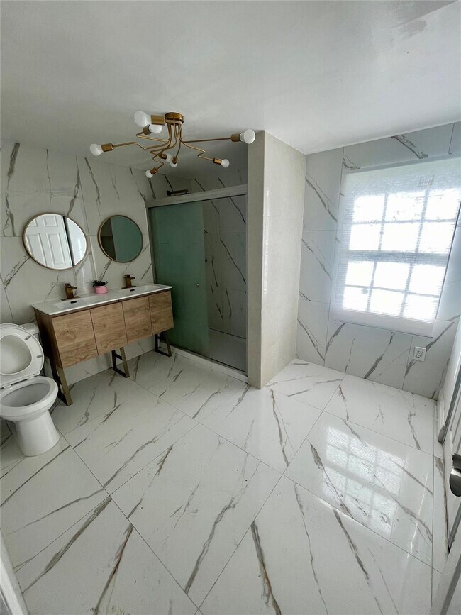 Building Photo - 2459 Dewey St