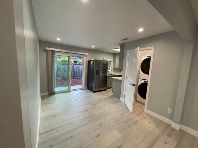 Building Photo - 688 San Luisito Way