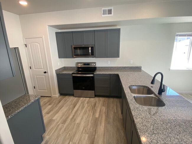 Kitchen - 1506 Alyssaelaine Dr