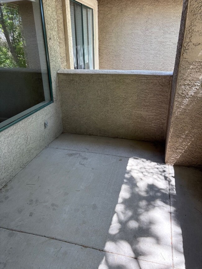 Building Photo - Gated community 2 Bedroom 2 Bath Condo