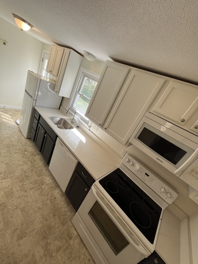 Building Photo - 15 Rocky Hill Rd