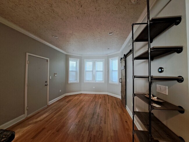 Foto del edificio - 7062 N Wolcott Ave