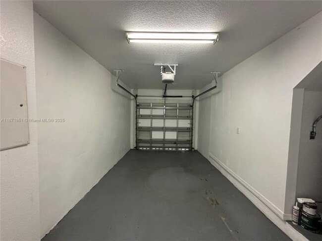 Building Photo - 3 bedroom in Hallandale FL 33009