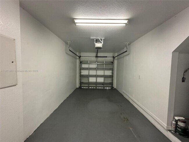 Foto del edificio - 3 bedroom in Hallandale FL 33009