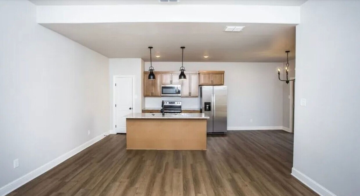 Primary Photo - 3 Bedroom 2.5 Bathroom Townhome in Prime L...