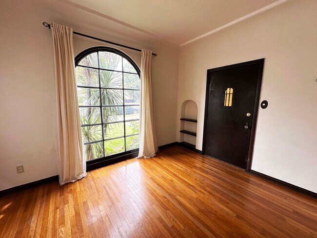 Sala de estar - 1340 E Harvard St