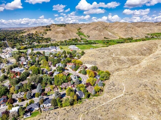Building Photo - Cozy Hillside Boise Beauty Available 1/1/26!