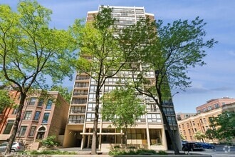 Building Photo - 1540 N La Salle Dr