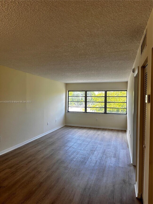 Building Photo - 2690 SW 22nd Ave