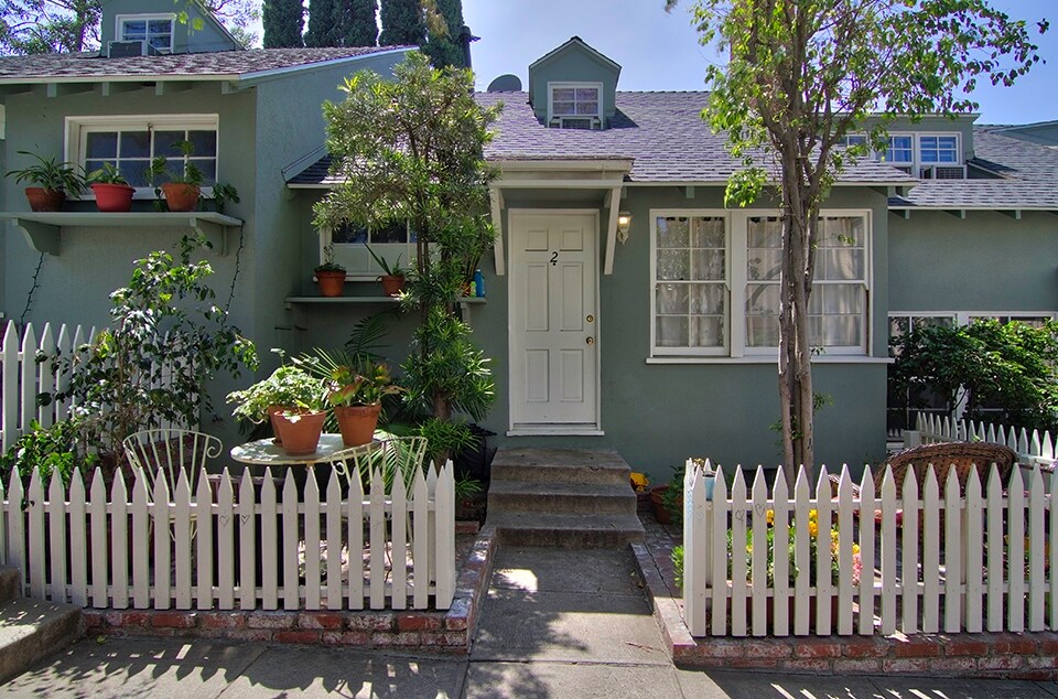 Foto del edificio - 3025 Hollycrest Dr