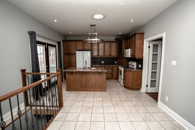 Building Photo - 152 Ross St