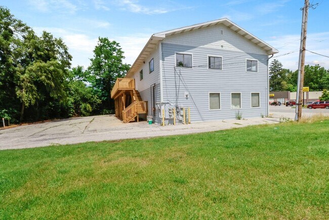 Foto del edificio - 410 Pine Lake Ave
