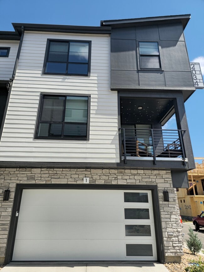 Building Photo - 2034 S Holly St