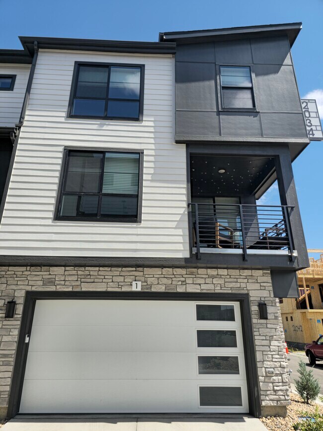 Foto del edificio - 2034 S Holly St
