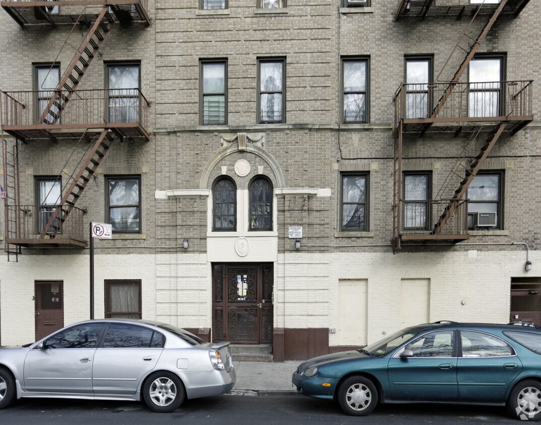 Foto del edificio - 9 E 193rd St