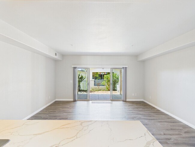 Building Photo - NEW NEW NEW remodeled -3bedroom/3bath Town...
