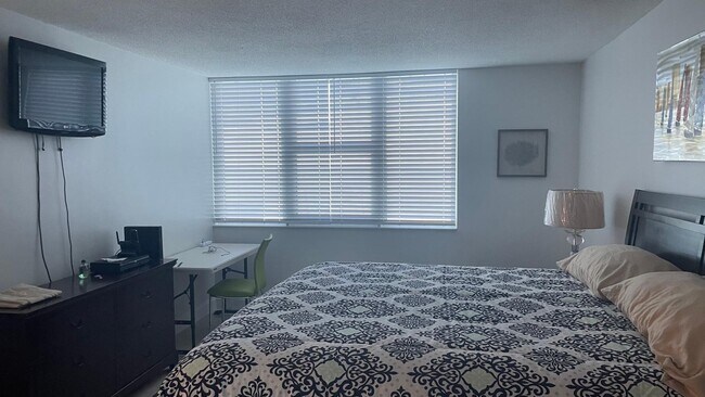 Furnished bedroom - 2030 S Ocean Dr