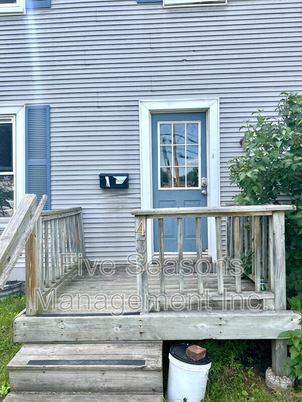 Foto del edificio - 432 Colchester Ave